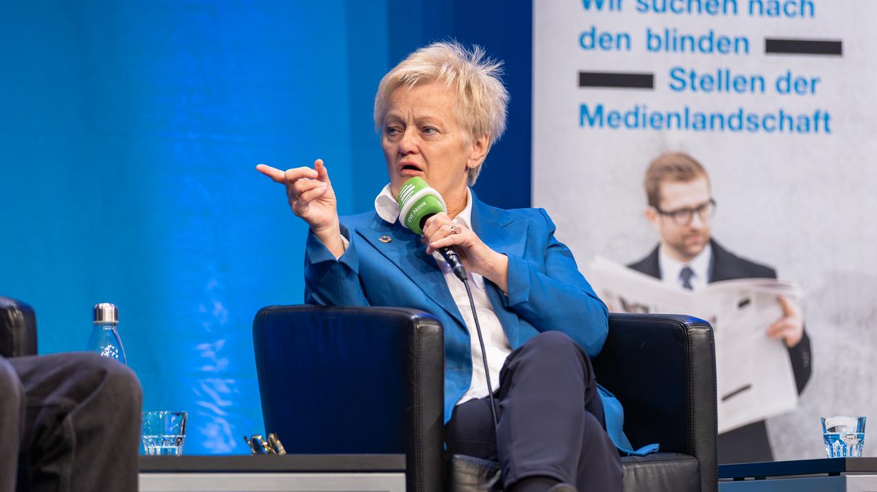 Die Grünen-Politikerin Renate Künast bei einer Podiusmdiskussion Die Grünen-Politikerin Renate Künast bei einer Podiusmdiskussion