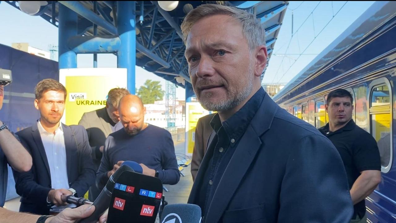 Ukraine, Kiew: Christian Lindner (FDP), Bundesfinanzminister, ist zu politischen Gesprächen in Kiew eingetroffen. (Video-Standbild)