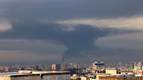 Teheran: Nach israelischen Angriffen steigt Rauch über der Stadt auf. 