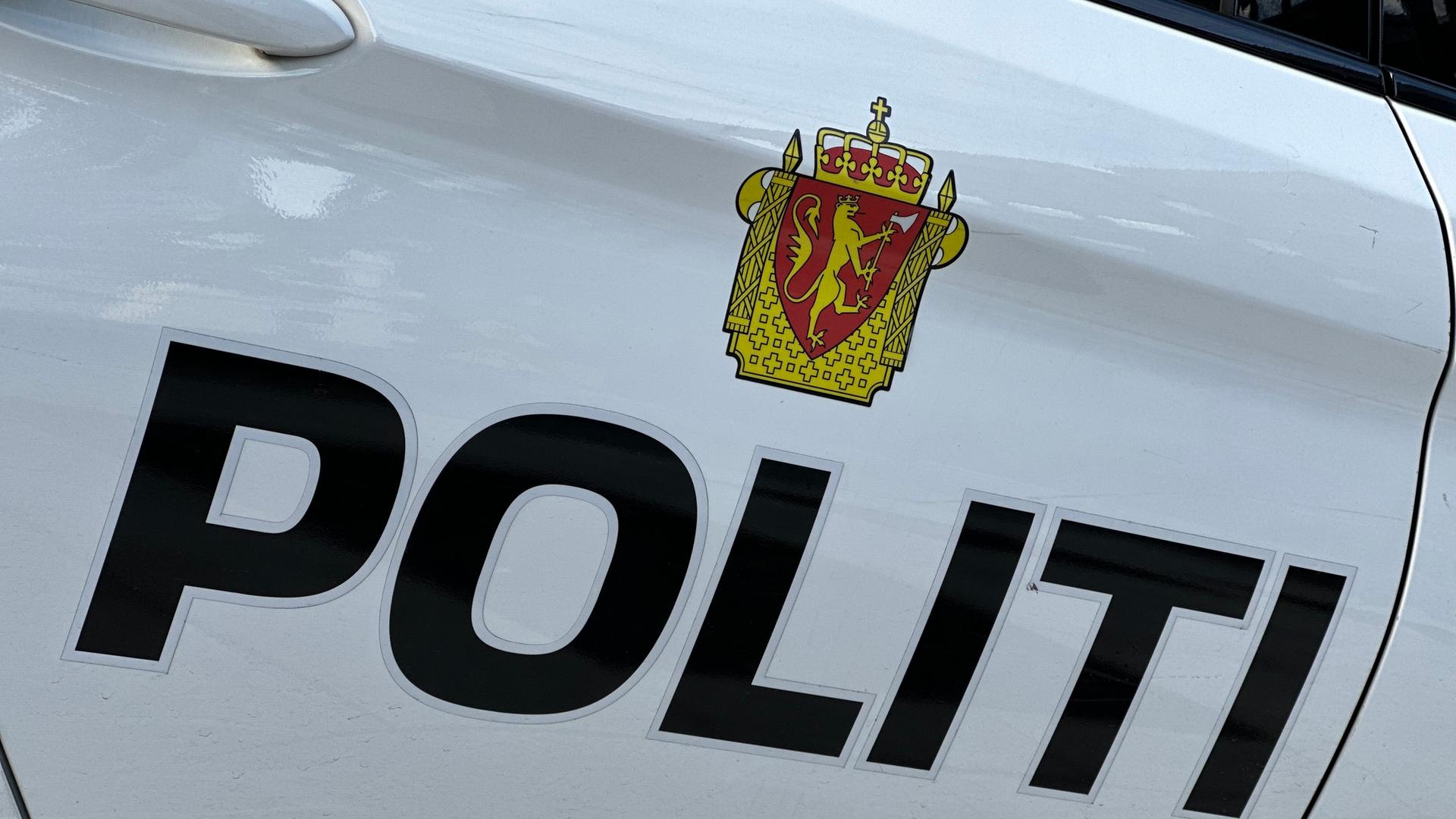 Auf einer Autotür ist ein Wappen und der Schriftzug Politi (Polizei auf Norwegisch) angebracht.