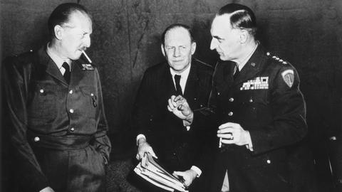Das historische Schwarz-Weiß-Foto zeigt die drei westlichen Militärgouverneure 1948: Den französische General Pierre Koenig, den britische Botschafter Robert Murphy und US-General Clay. Als Frankfurter Dokumente werden drei Vollmachten der westlichen Siegermächte bezeichnet, ihnen wurde damit der Auftrag erteilt, einen Weststaat zu gründen.