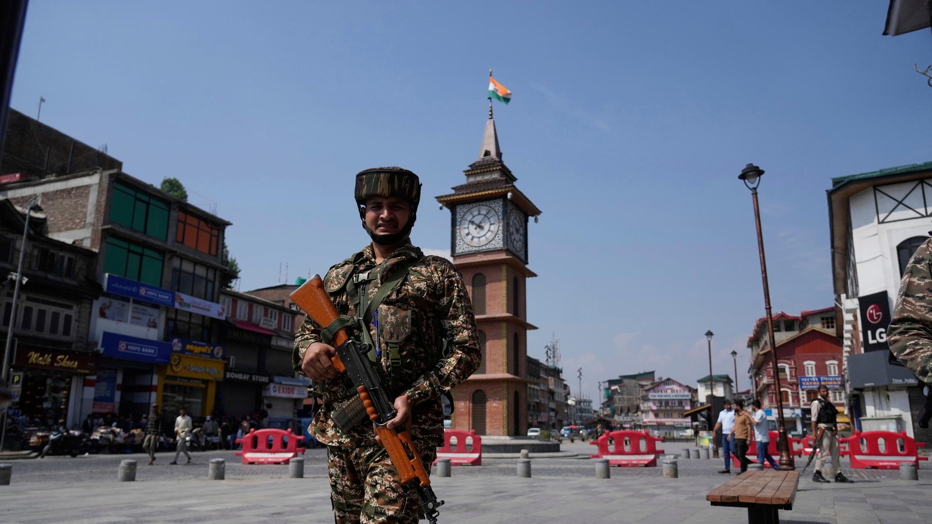 Ein indischer Soldat patrouilliert am Tag nach der Waffenruhe zwischen Indien und Pakistan. Ein indischer Soldat patrouilliert am Tag nach der Waffenruhe zwischen Indien und Pakistan.