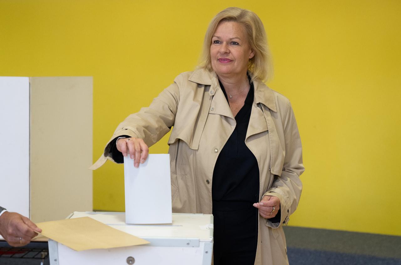 Nancy Faeser (SPD), Spitzenkandidatin der SPD und Bundesinnenministerin, gibt in einem Wahllokal in Schwalbach am Taunus ihre Stimme für die Landtagswahl ab. 