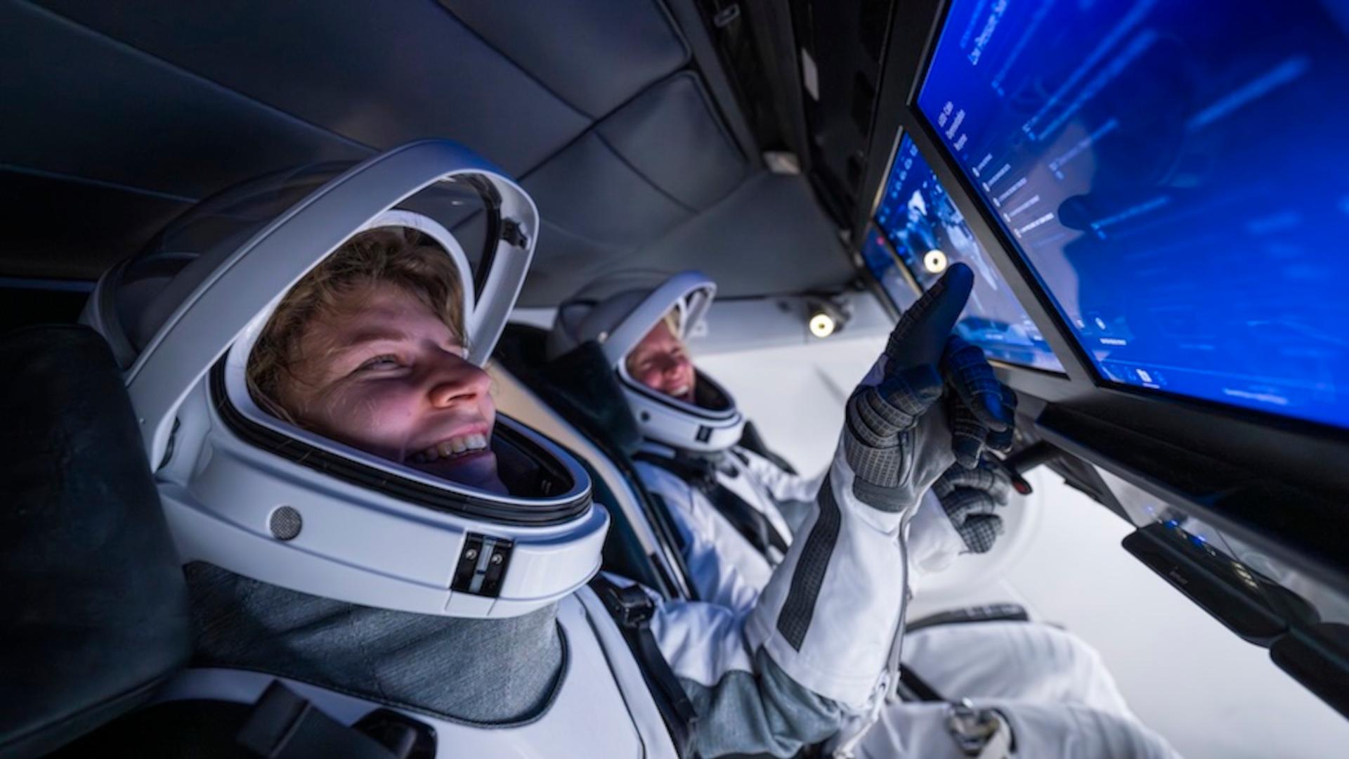 Die Privatastronautin Rabea Rogge (vorn) beim Training für ihre gut dreieinhalbtägige Weltraummission. 