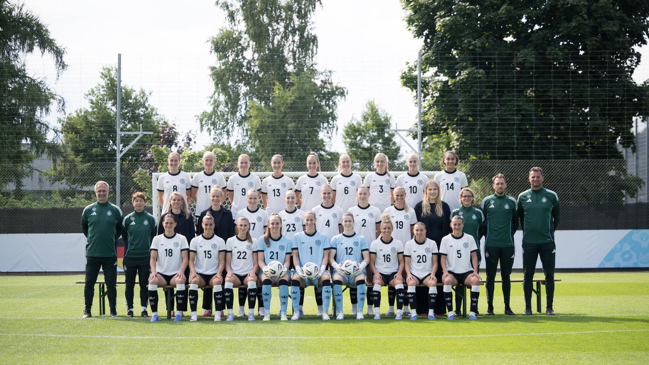 Das ist das Frauen-National-Team mit ihren Trainern und Trainerinnen. 