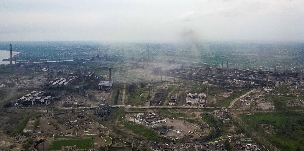 Blick über das Stahlwerk Asowstal in Mariupol aus der Luft. An einer Stelle steigt Rauch auf.