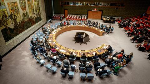 Draufsicht auf die kreisförmige Sitzordnung im Sicherheitsrat der Vereinten Nationen während einer Sitzung