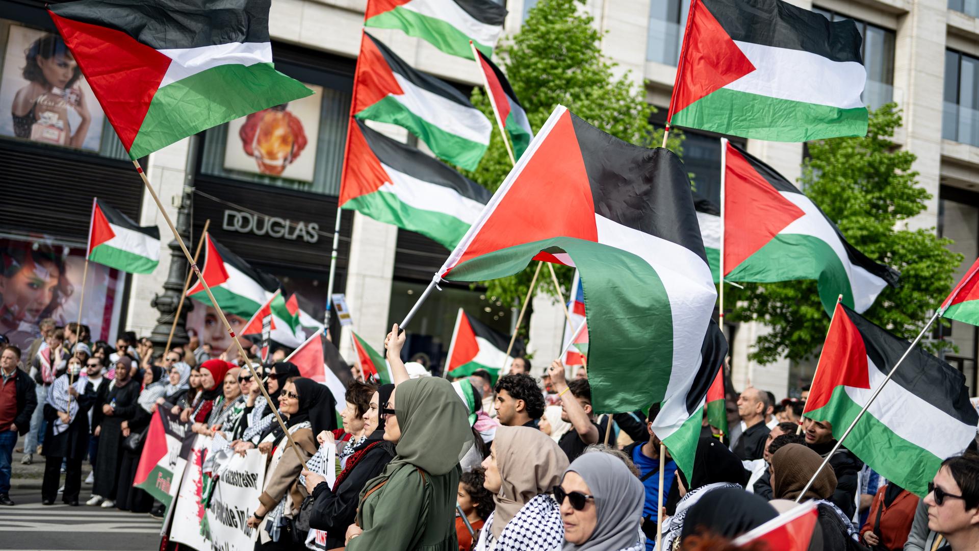 Zahlreiche Menschen nehmen an einer Demonstration nach der Auflösung des "Palästina-Kongresses" in Berlin-Mitte teil, unter ihnen auch einige Frauen mit Kopftuch.