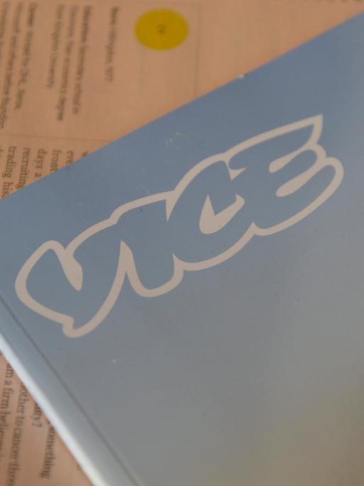 Das Cover eines "Vice" Magazin liegt auf einem Tisch