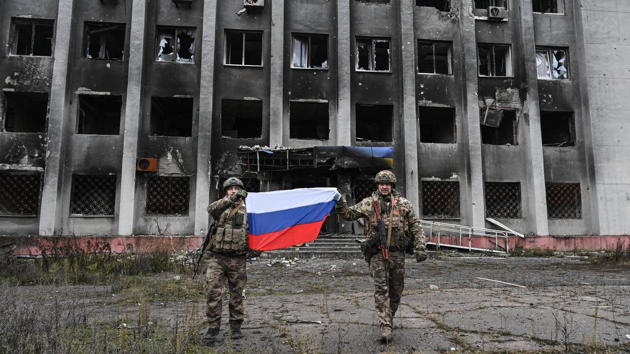 Russische Soldaten zeigen die russische Flagge - in Pokrowsk im Osten der Ukraine, 11. Dezember 2025