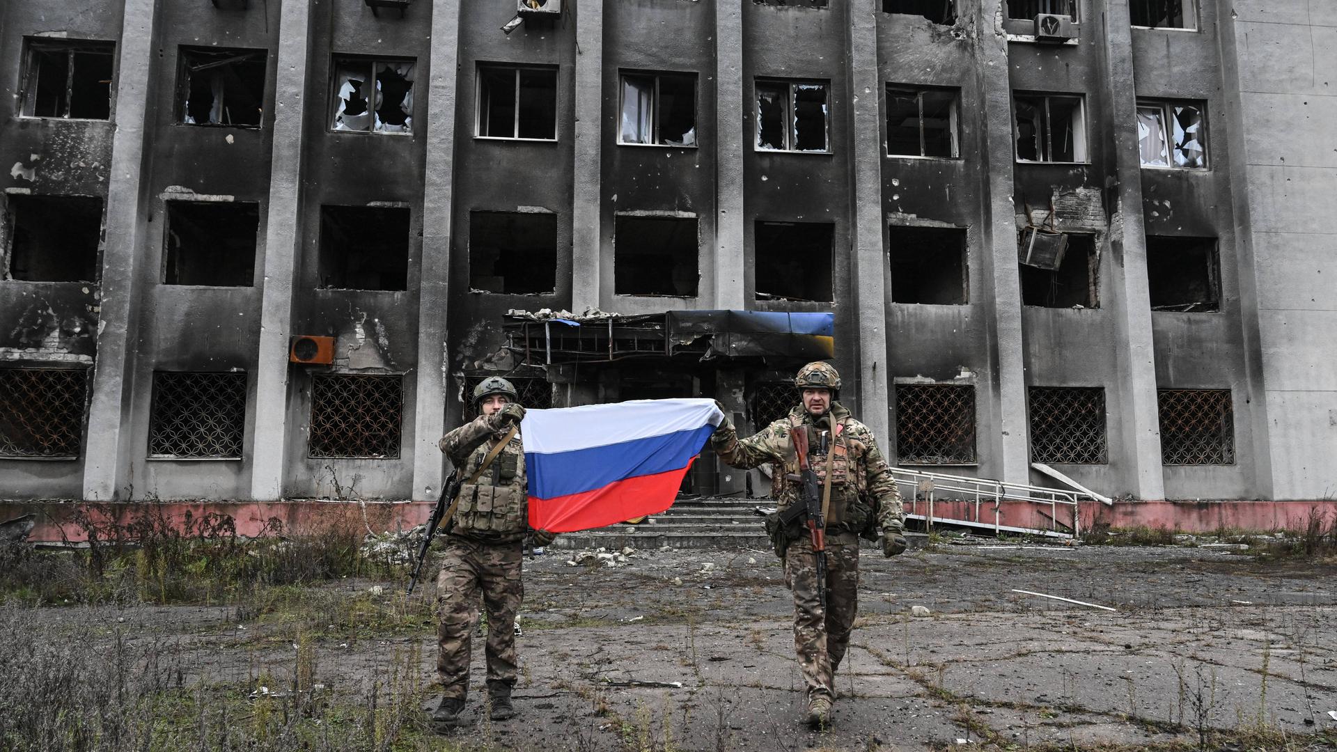 Russische Soldaten zeigen die russische Flagge - in Pokrowsk im Osten der Ukraine, 11. Dezember 2025 Russische Soldaten zeigen die russische Flagge - in Pokrowsk im Osten der Ukraine, 11. Dezember 2025