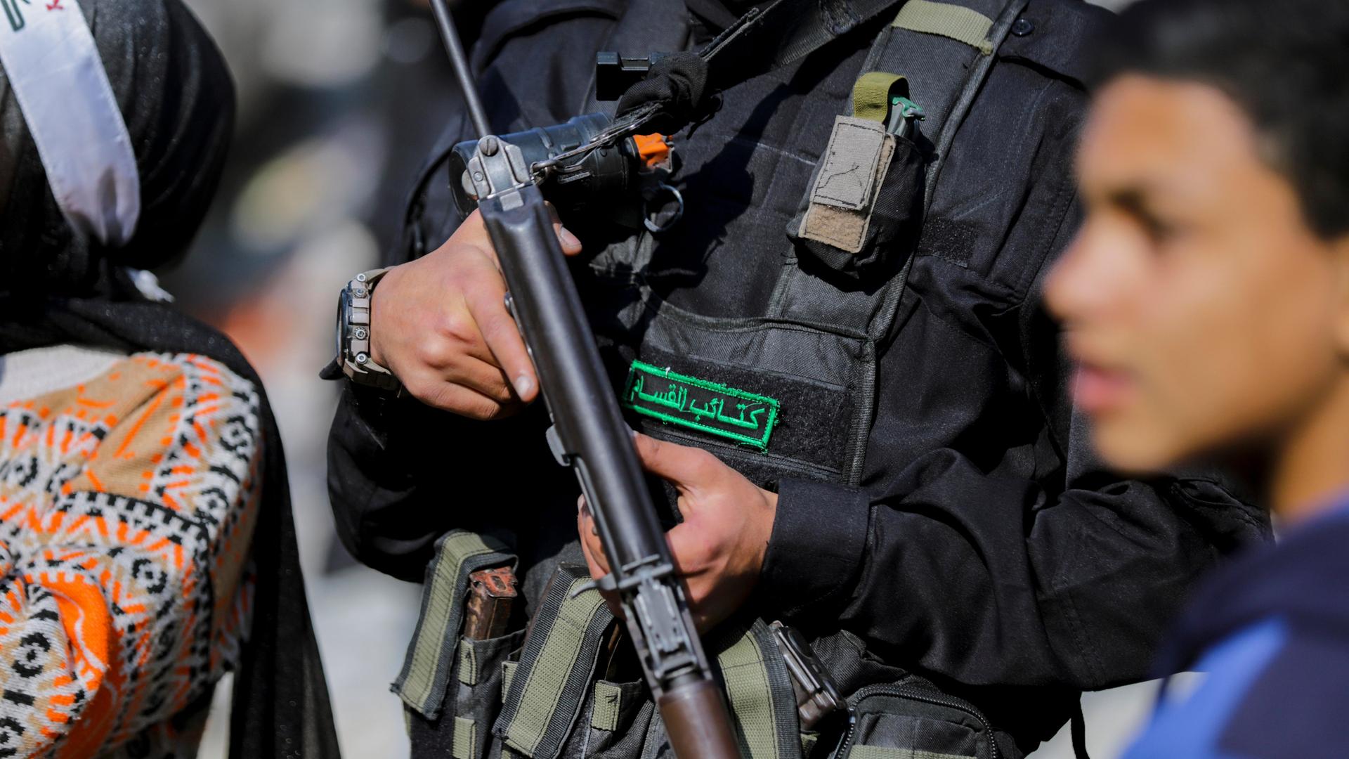 Eine Nahaufnahme eines bewaffneten Hamas-Kämpfers, der eine Waffe in der Hand hält. Eine Nahaufnahme eines bewaffneten Hamas-Kämpfers, der eine Waffe in der Hand hält.