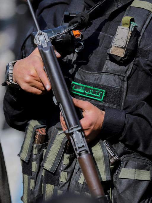 Eine Nahaufnahme eines bewaffneten Hamas-Kämpfers, der eine Waffe in der Hand hält. Eine Nahaufnahme eines bewaffneten Hamas-Kämpfers, der eine Waffe in der Hand hält.