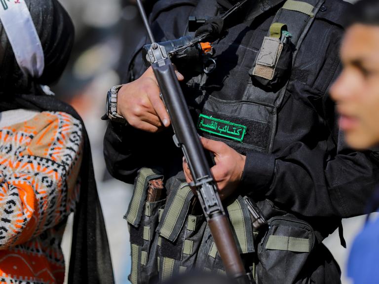 Eine Nahaufnahme eines bewaffneten Hamas-Kämpfers, der eine Waffe in der Hand hält. Eine Nahaufnahme eines bewaffneten Hamas-Kämpfers, der eine Waffe in der Hand hält.