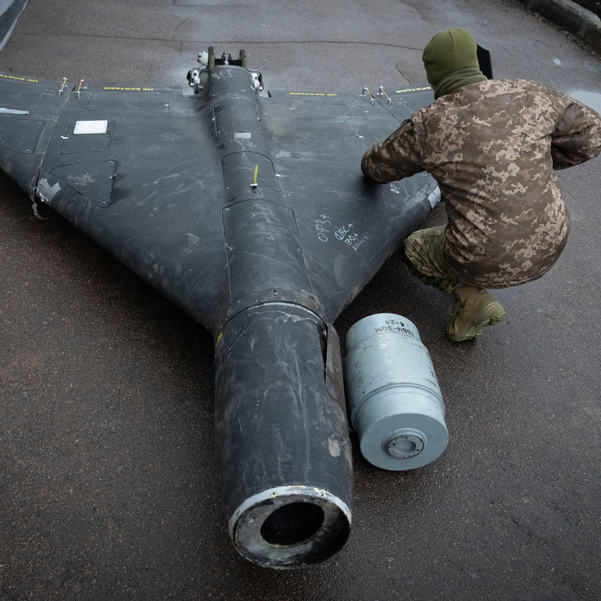 Ein ukrainischer Offizier untersucht eine abgeschossene Shahed-Drohne (Archivbild von 2024).