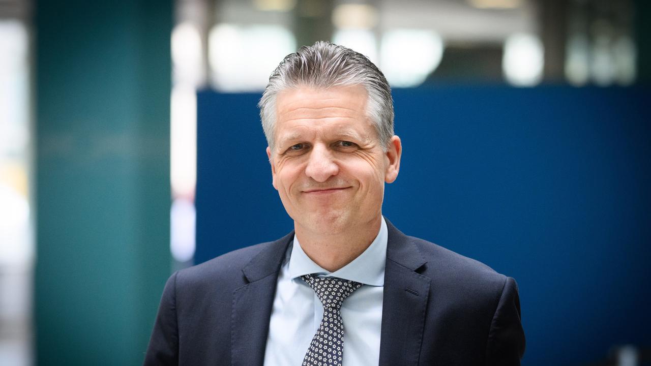 Thorsten Frei (CDU) kommt strahlend zur Sitzung vom Bundesvorstand der CDU im Konrad-Adenauer-Haus.