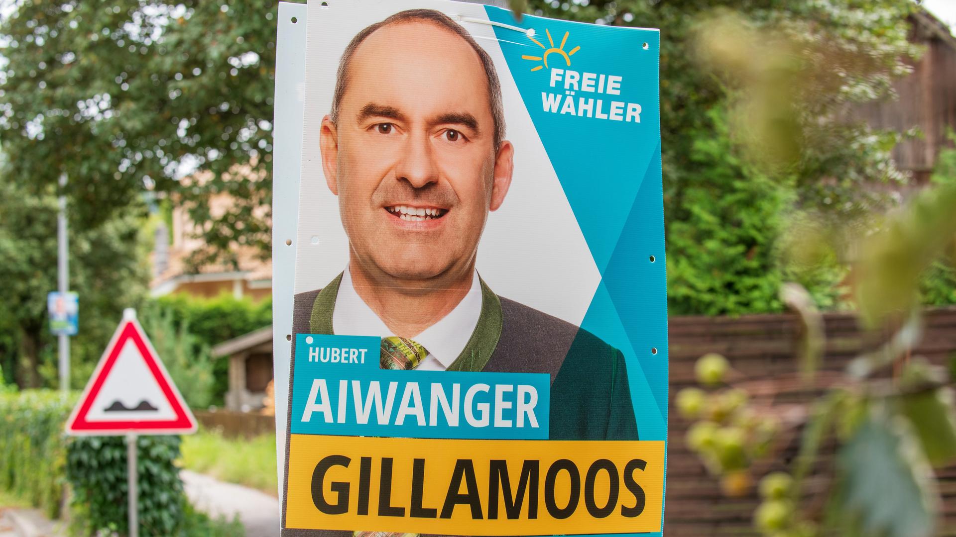 Ein Wahlkampfplakat von Hubert Aiwanger zu einem geplanten Auftritt beim traditionellen Volksfest Gillamoos in Abensberg am 4. September 2023