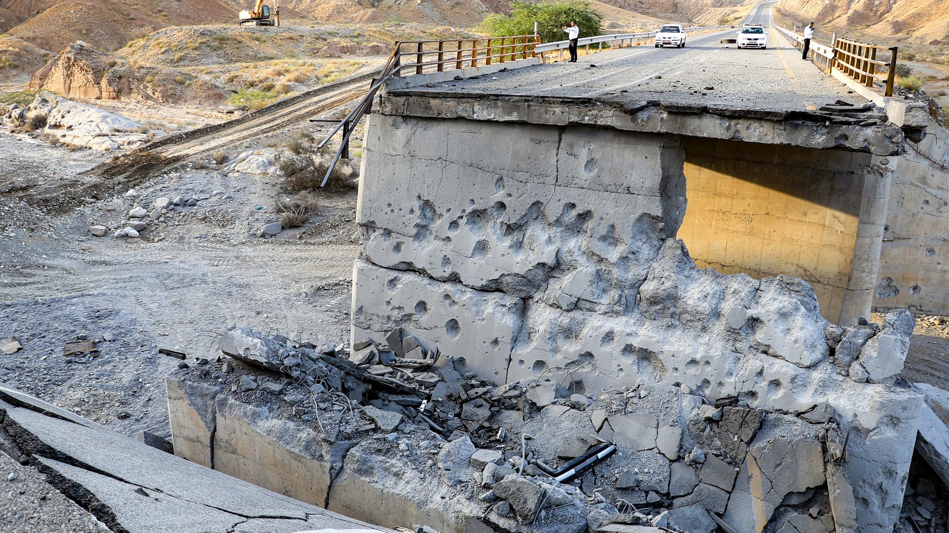 Eine durch US-Beschuss zerstörte Brücke im Süden des Irans am 18. Juli. Eine durch US-Beschuss zerstörte Brücke im Süden des Irans am 18. Juli.