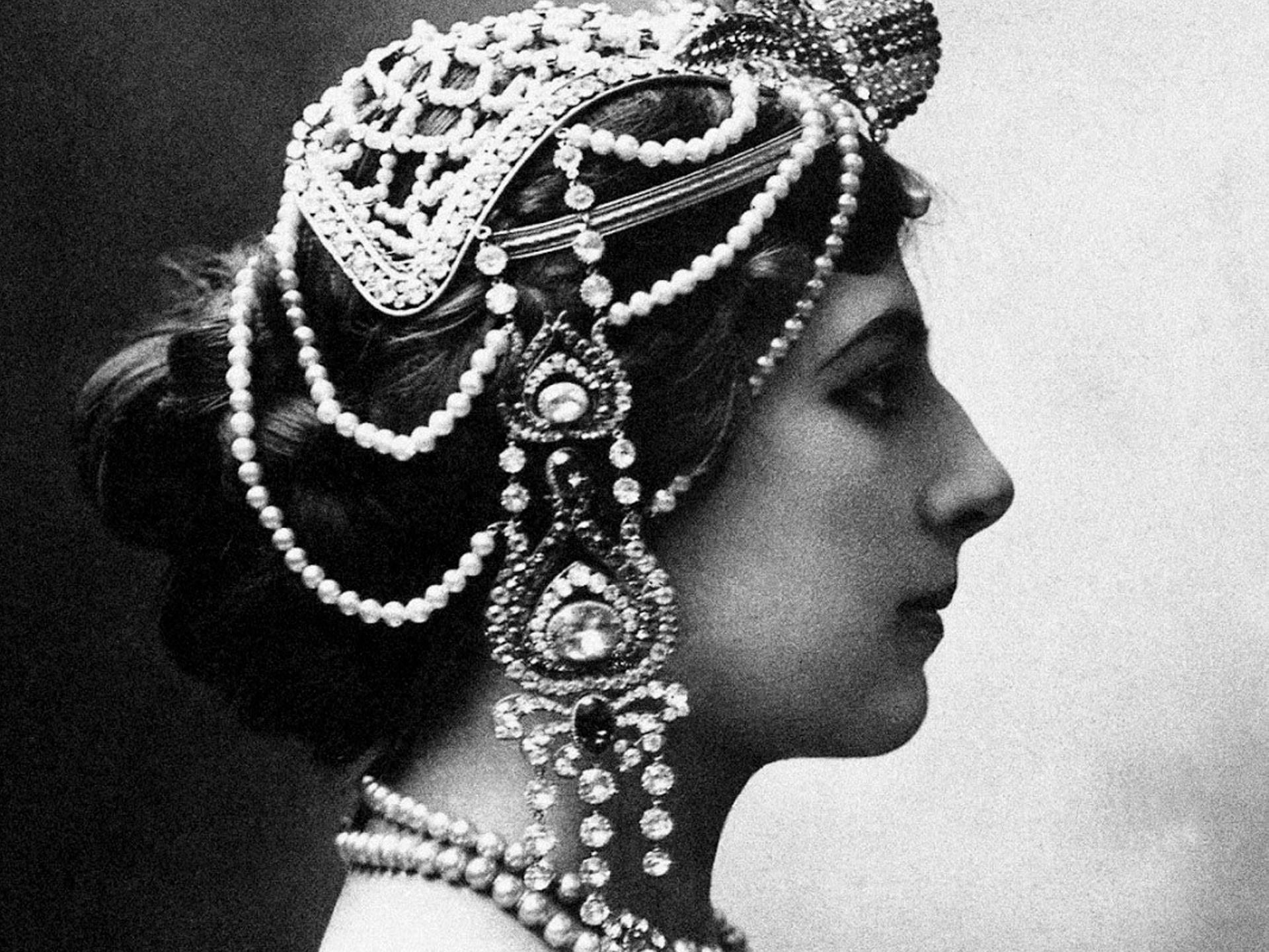 Schwarz-Weiß-Profilfoto einer Frau mit Kopfschmuck