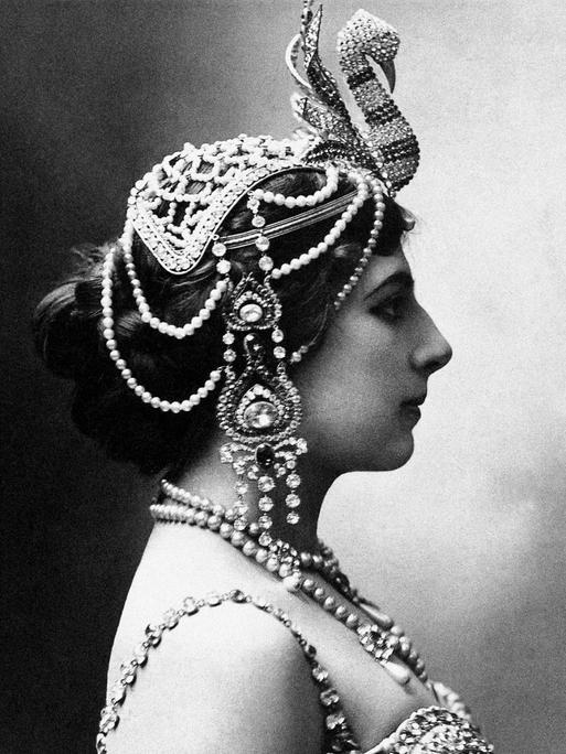 Schwarz-Weiß-Profilfoto einer Frau mit Kopfschmuck