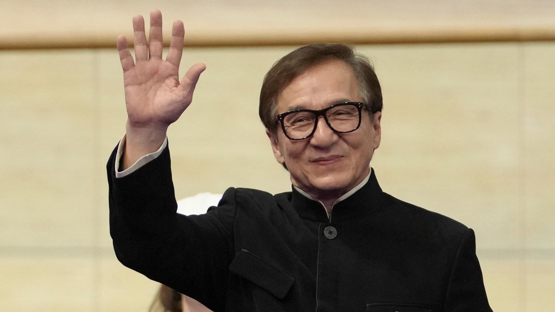 Jackie Chan am 29. August 2024 winkend auf der Radrennbahn bei den Paralympischen Spielen in Saint-Quentin-en-Yvelines bei Paris. Jackie Chan am 29. August 2024 winkend auf der Radrennbahn bei den Paralympischen Spielen in Saint-Quentin-en-Yvelines bei Paris.