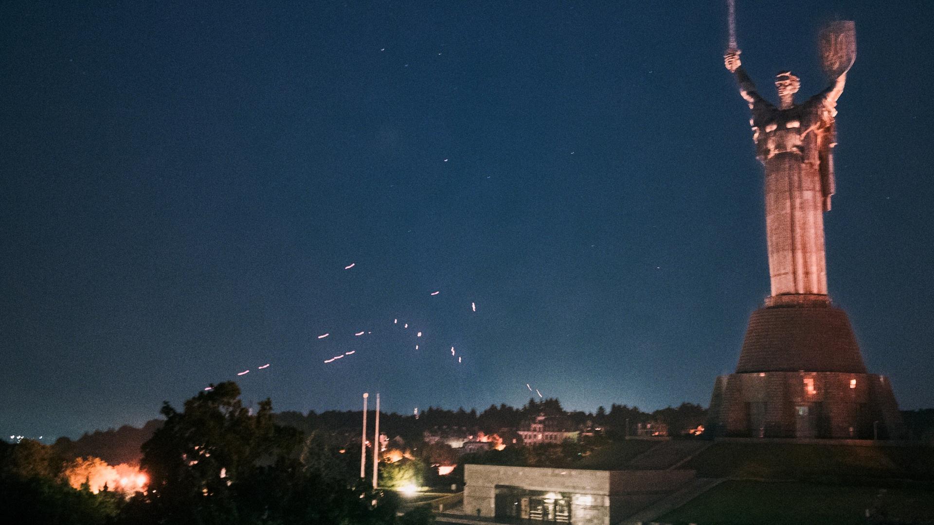 Kiew: Leuchtspurmunition der ukrainischen Luftabwehr zieht während eines russischen Luftangriffes Spuren über den nächtlichen Himmel. Kiew: Leuchtspurmunition der ukrainischen Luftabwehr zieht während eines russischen Luftangriffes Spuren über den nächtlichen Himmel.