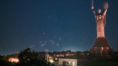 Kiew: Leuchtspurmunition der ukrainischen Luftabwehr zieht während eines russischen Luftangriffes Spuren über den nächtlichen Himmel. 