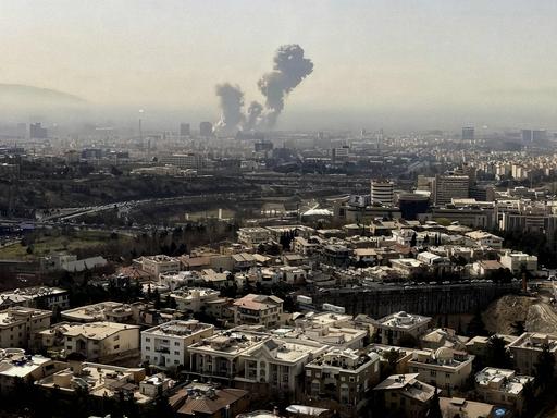 Panorama-Ansicht von Teheran: Nach einem Angriff der USA zieht eine große Rauchsäule über der Stadt auf