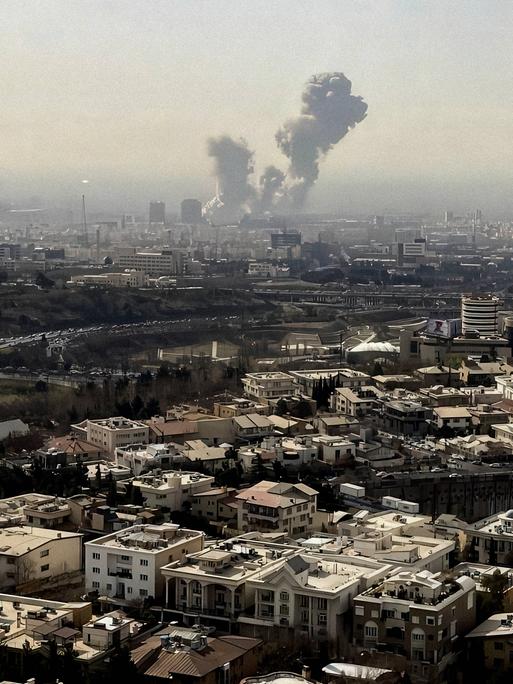 Panorama-Ansicht von Teheran: Nach einem Angriff der USA zieht eine große Rauchsäule über der Stadt auf