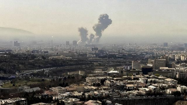 Panorama-Ansicht von Teheran: Nach einem Angriff der USA zieht eine große Rauchsäule über der Stadt auf