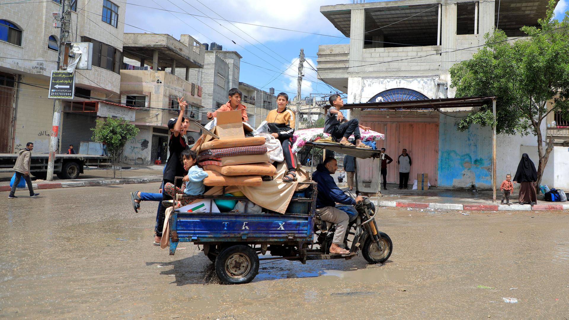 Menschen verlassen ihr zu Hause im südlichen Gaza-Streifen, Rafah.