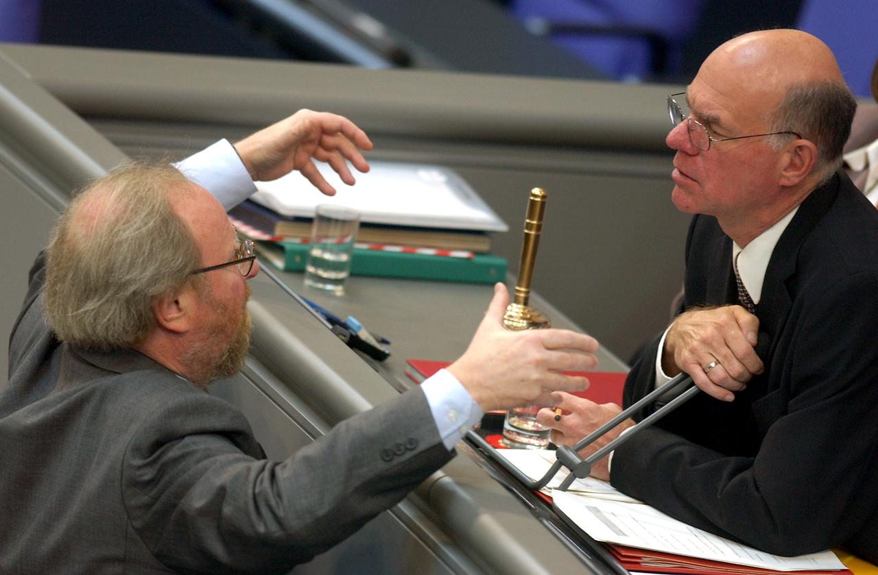 Norbert Lammert im Herbst 2005 als neugewählter Bundestagspräsident mit seinem Vorgänger Wolfgang Thierse (SPD)