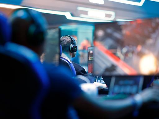 Gamer spielen neue Computerspiele auf der weltgrößten Computerspielmesse Gamescom 2025 in Köln.