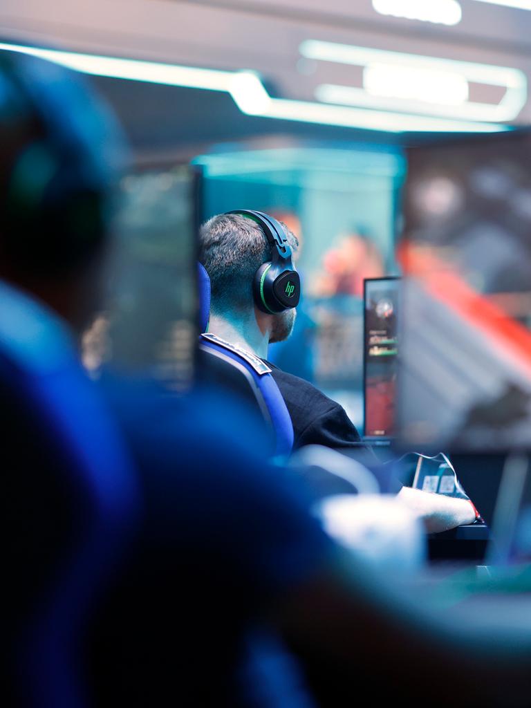 Gamer spielen neue Computerspiele auf der weltgrößten Computerspielmesse Gamescom 2025 in Köln.