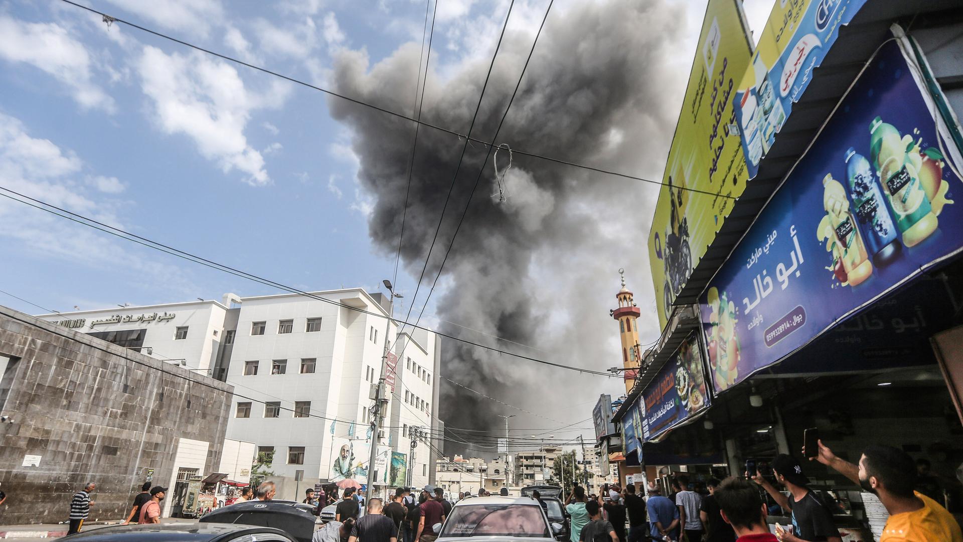 Dicker Rauch nach einem israelischen Luftangriff auf die Soussi Moschee in Gaza City. Die Gefechte Israels und der radikal-islamischen Hamas dauern an.