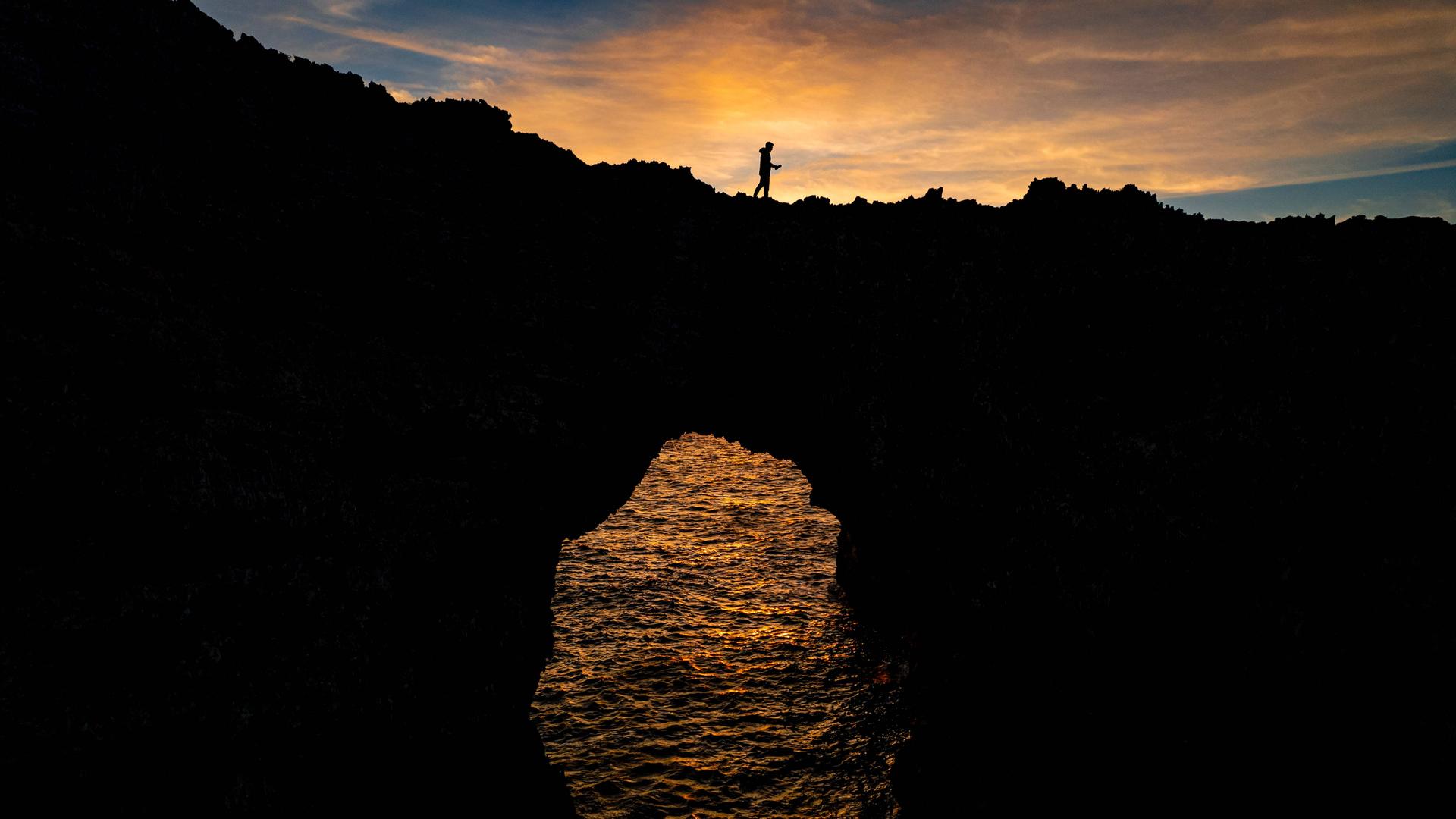 Felsbogen im Meer vor Sonnenuntergang