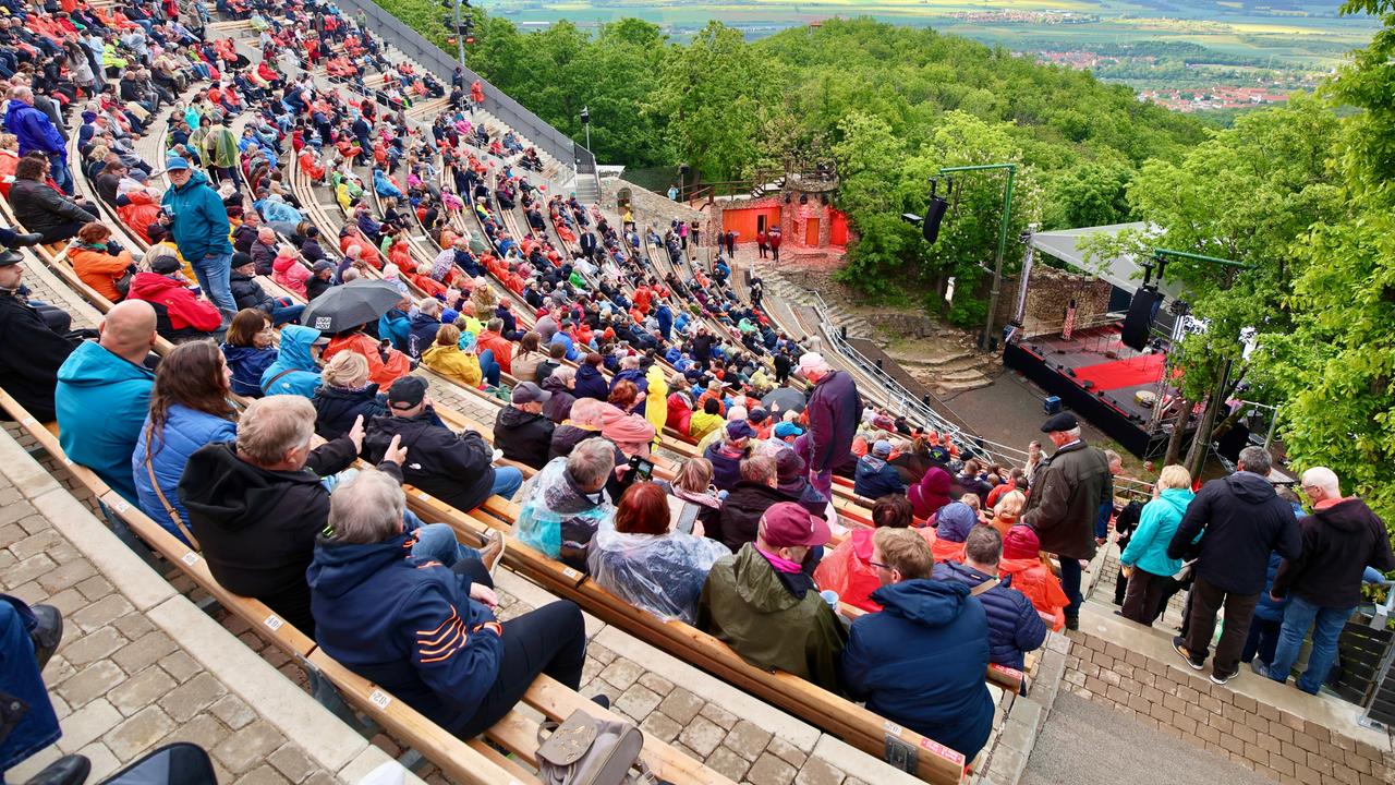 Besucher füllen im Harzer Bergtheater Thale die Sitzränge. 