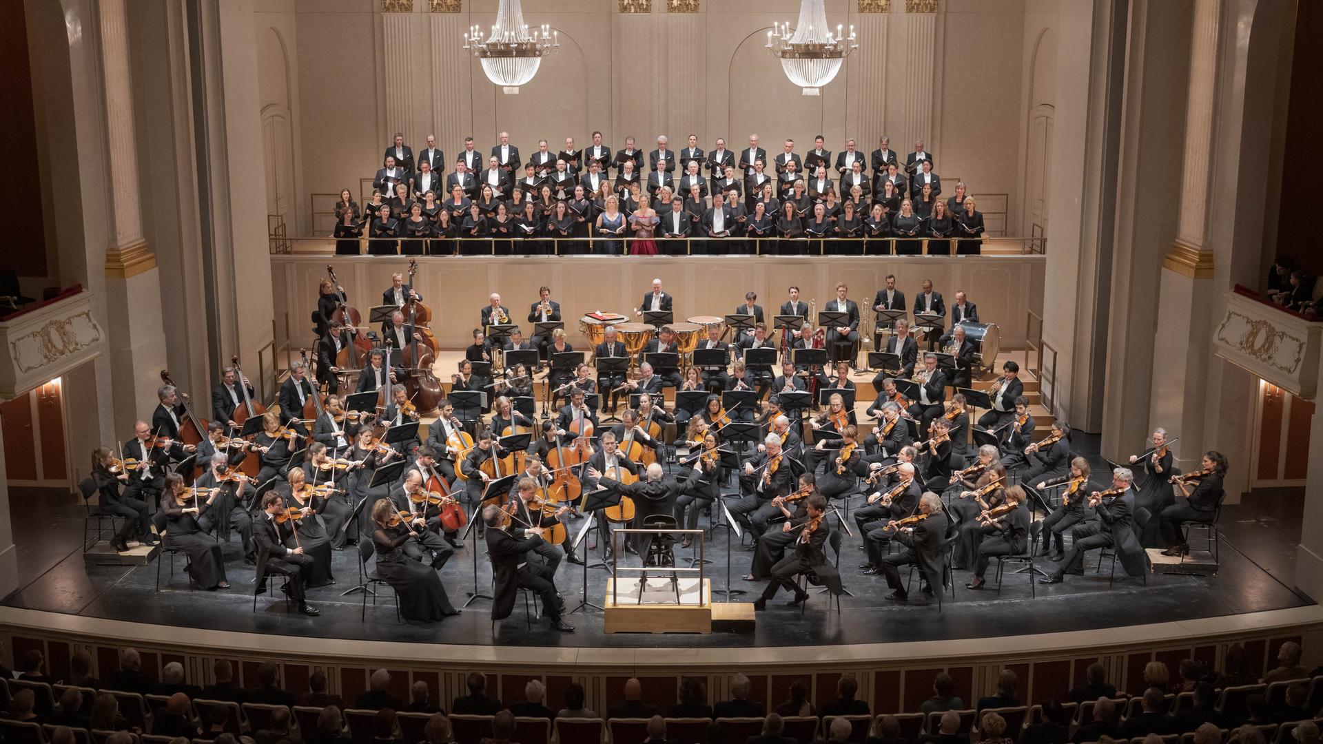 Dirgent Daniel Barenboim sitzt am Silvesterabend vor der Staatskapelle und dem Staatsopernchor und dirigiert die neunte Sinfonie von Ludwig van Beethoven zum Jahreswechsel.