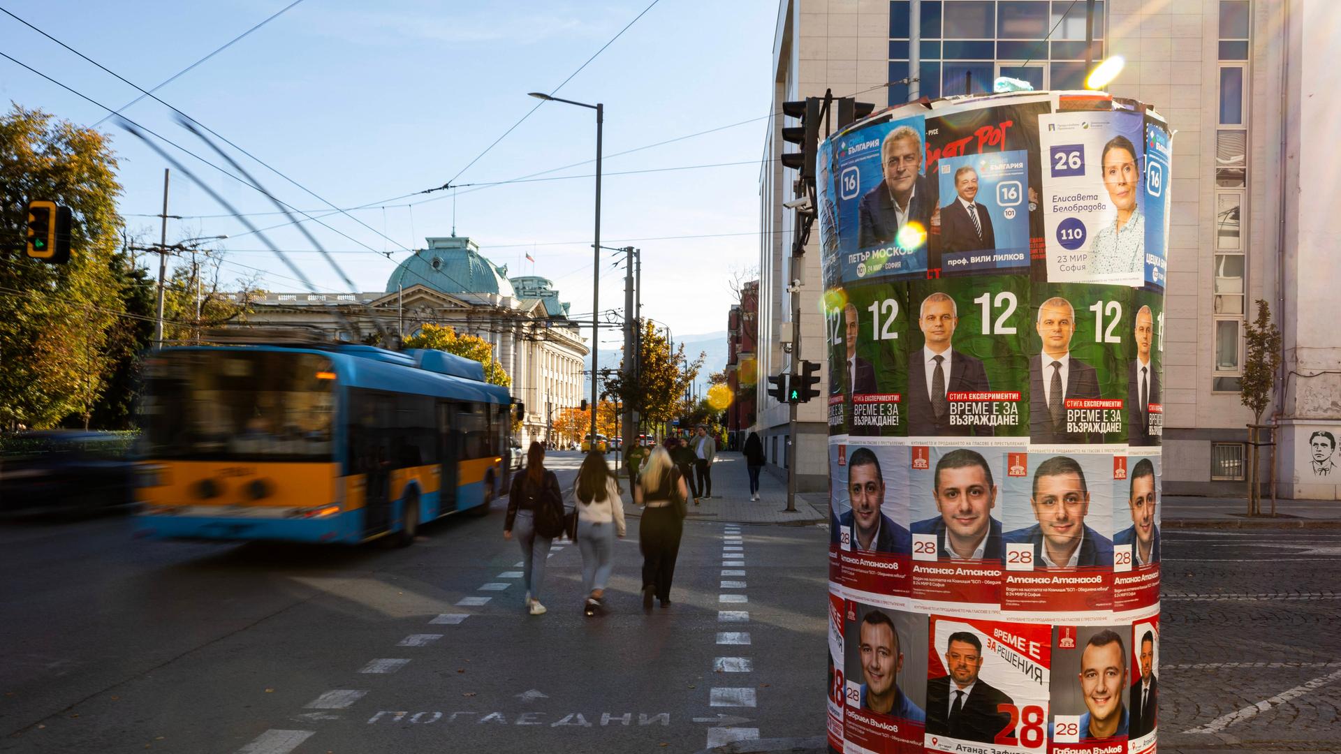 Wahlkampfplakate Menschen gehen am 16. Oktober 2024 in Sofia, Bulgarien, an Wahlkampfplakaten von Parteien und Koalitionen vorbei. 