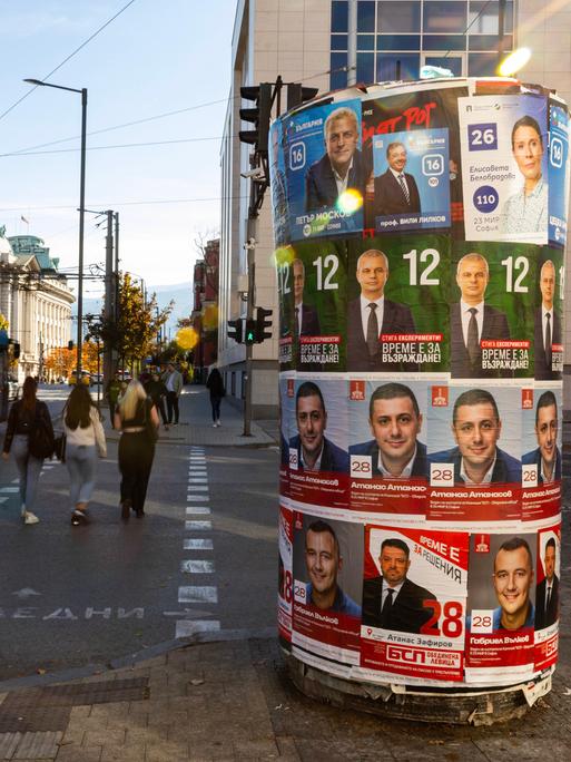 Wahlkampfplakate Menschen gehen am 16. Oktober 2024 in Sofia, Bulgarien, an Wahlkampfplakaten von Parteien und Koalitionen vorbei. 