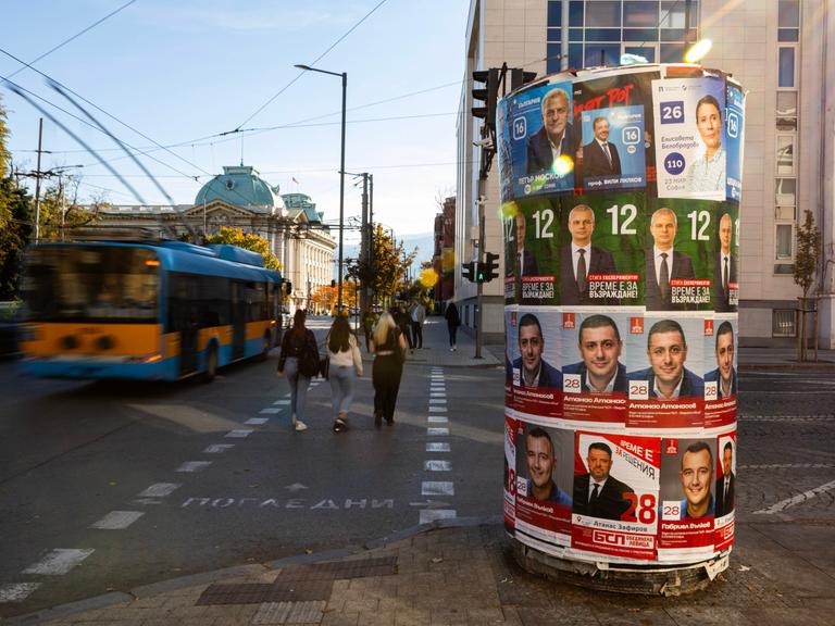 Wahlkampfplakate Menschen gehen am 16. Oktober 2024 in Sofia, Bulgarien, an Wahlkampfplakaten von Parteien und Koalitionen vorbei. 