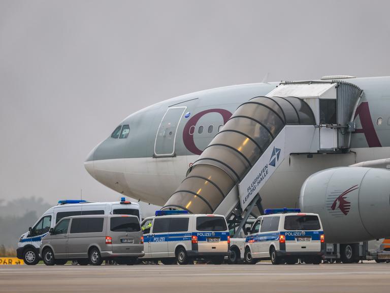Ein Flugzeug der Qatar Airways, vor dem Fahrzeuge der Bundespolizei stehen, steht auf dem Vorfeld am Flughafen Leipzig/Halle. Ein Flugzeug der Qatar Airways, vor dem Fahrzeuge der Bundespolizei stehen, steht auf dem Vorfeld am Flughafen Leipzig/Halle.