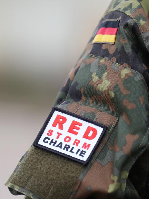 Ein Bundeswehrsoldat steht während der zivil-militärischen Übung "Red Storm Charlie" im Hamburger Hafen. Damit sollen die Abläufe für einen möglichen Spannungs- oder Verteidigungsfall verbessert werden.