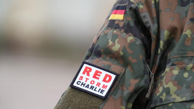 Ein Bundeswehrsoldat steht während der zivil-militärischen Übung "Red Storm Charlie" im Hamburger Hafen. Damit sollen die Abläufe für einen möglichen Spannungs- oder Verteidigungsfall verbessert werden.