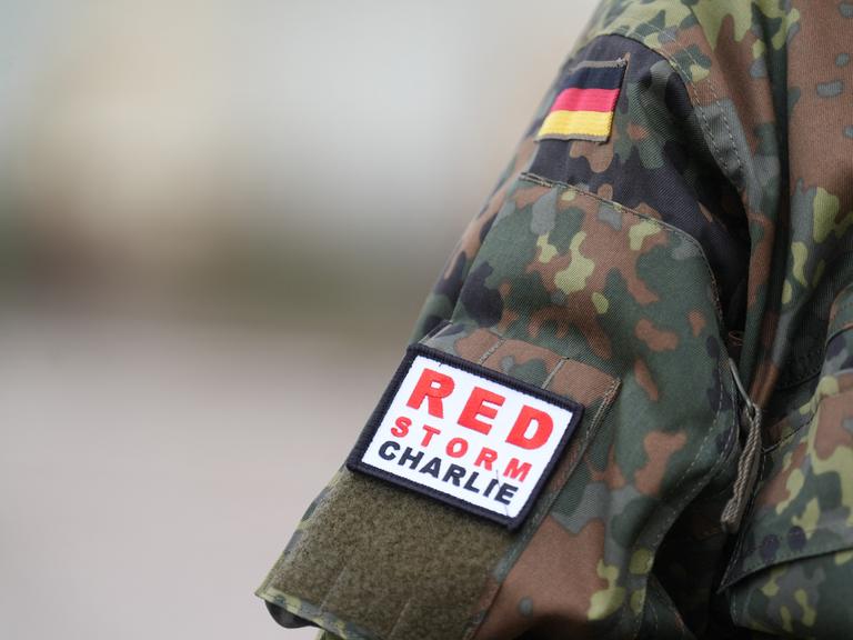 Ein Bundeswehrsoldat steht während der zivil-militärischen Übung "Red Storm Charlie" im Hamburger Hafen. Damit sollen die Abläufe für einen möglichen Spannungs- oder Verteidigungsfall verbessert werden.