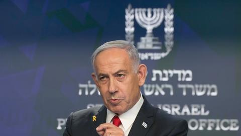 Der israelische Premierminister Benjamin Netanjahu spricht während einer Pressekonferenz. 