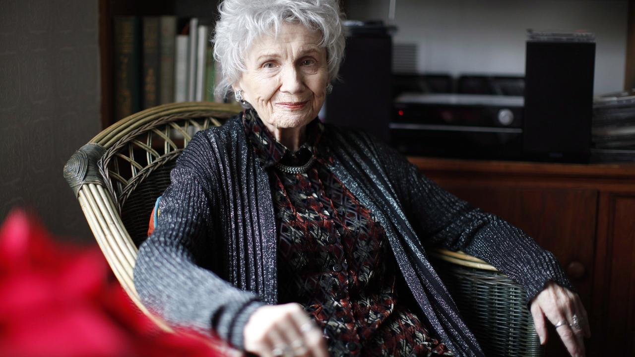 Alice Munro sitzt in einem Sessel vor einem Bücherregal und schaut freundlich in die Kamera. Alice Munro sitzt in einem Sessel vor einem Bücherregal und schaut freundlich in die Kamera.