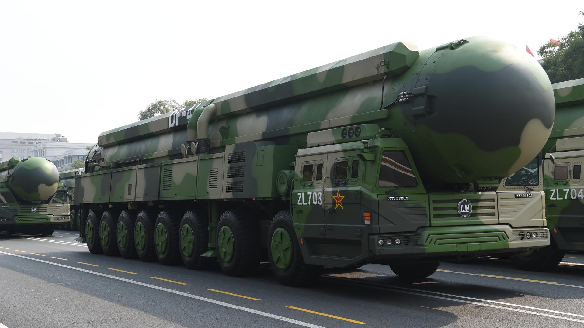 Ein LKW beladen mit einer Interkontinentalrakete von Typ Dong Feng bei einer chinesischen Militärparade.