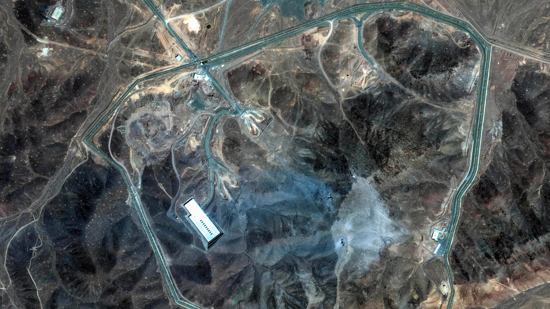 Auf einer Satellitenaufnahme ist die iranische Atomanlage Fordo nach einem Angriff der US-Armee zu sehen Auf einer Satellitenaufnahme ist die iranische Atomanlage Fordo nach einem Angriff der US-Armee zu sehen