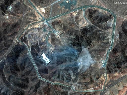 Auf einer Satellitenaufnahme ist die iranische Atomanlage Fordo nach einem Angriff der US-Armee zu sehen